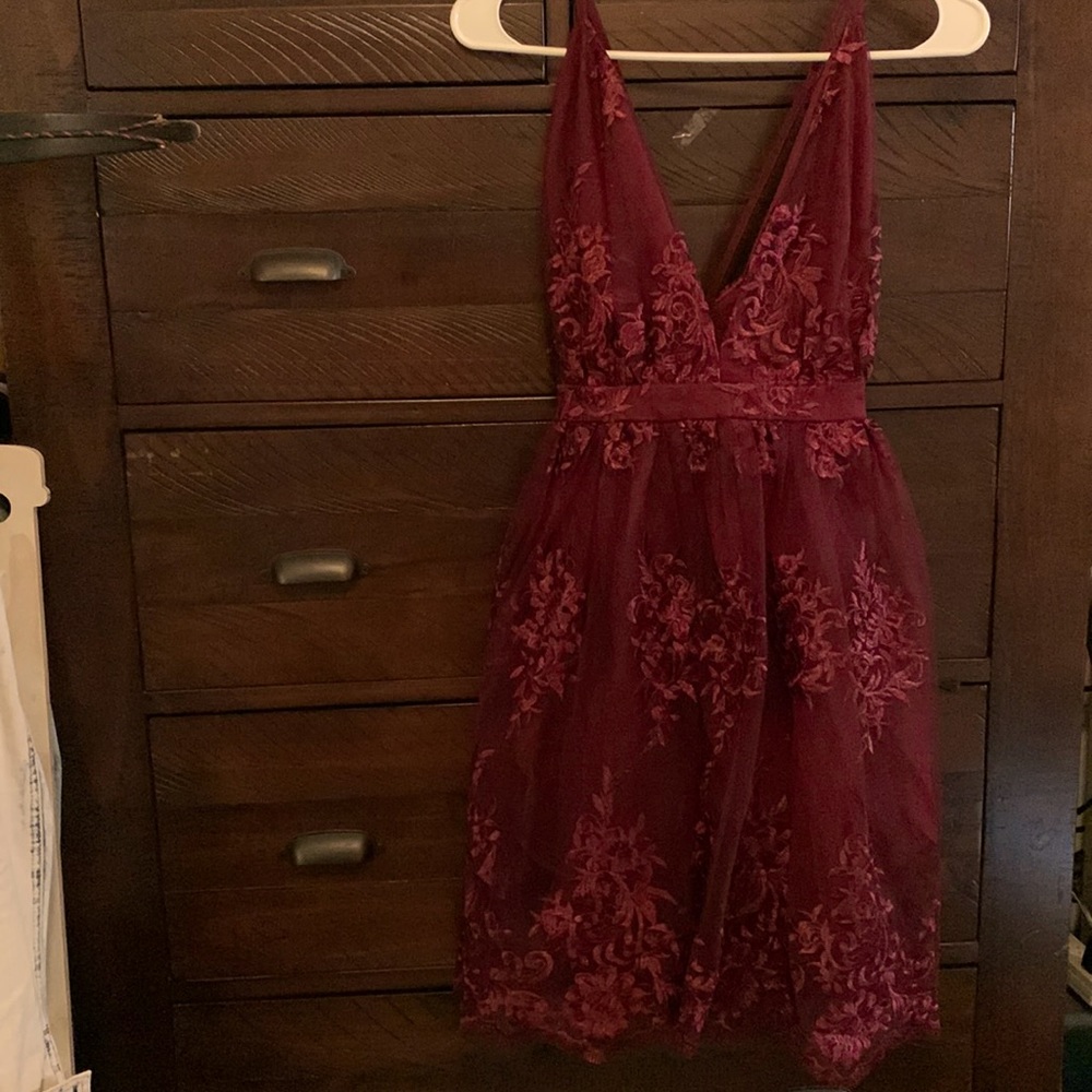 Beautiful maroon lulus dress, womens size large. New with tags.